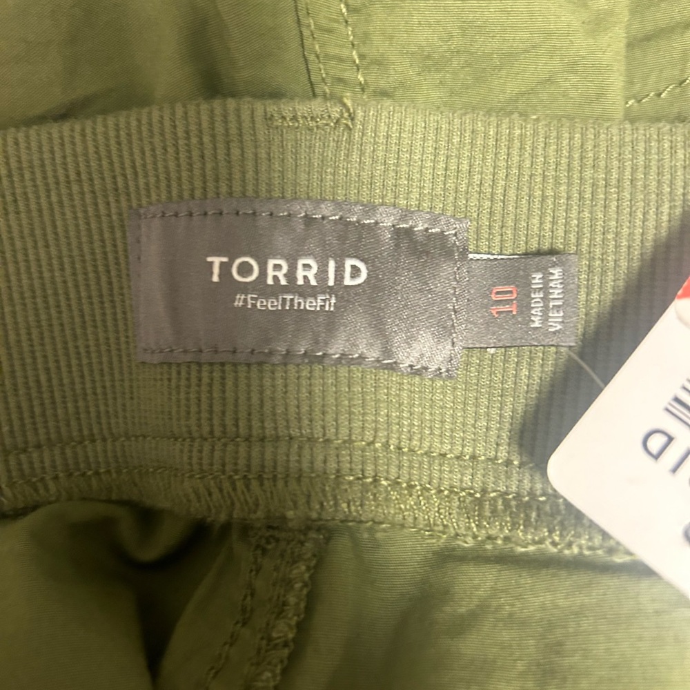 Torrid Bermuda Stretch Poplin Mid-Rise Short - Picture 6 of 6